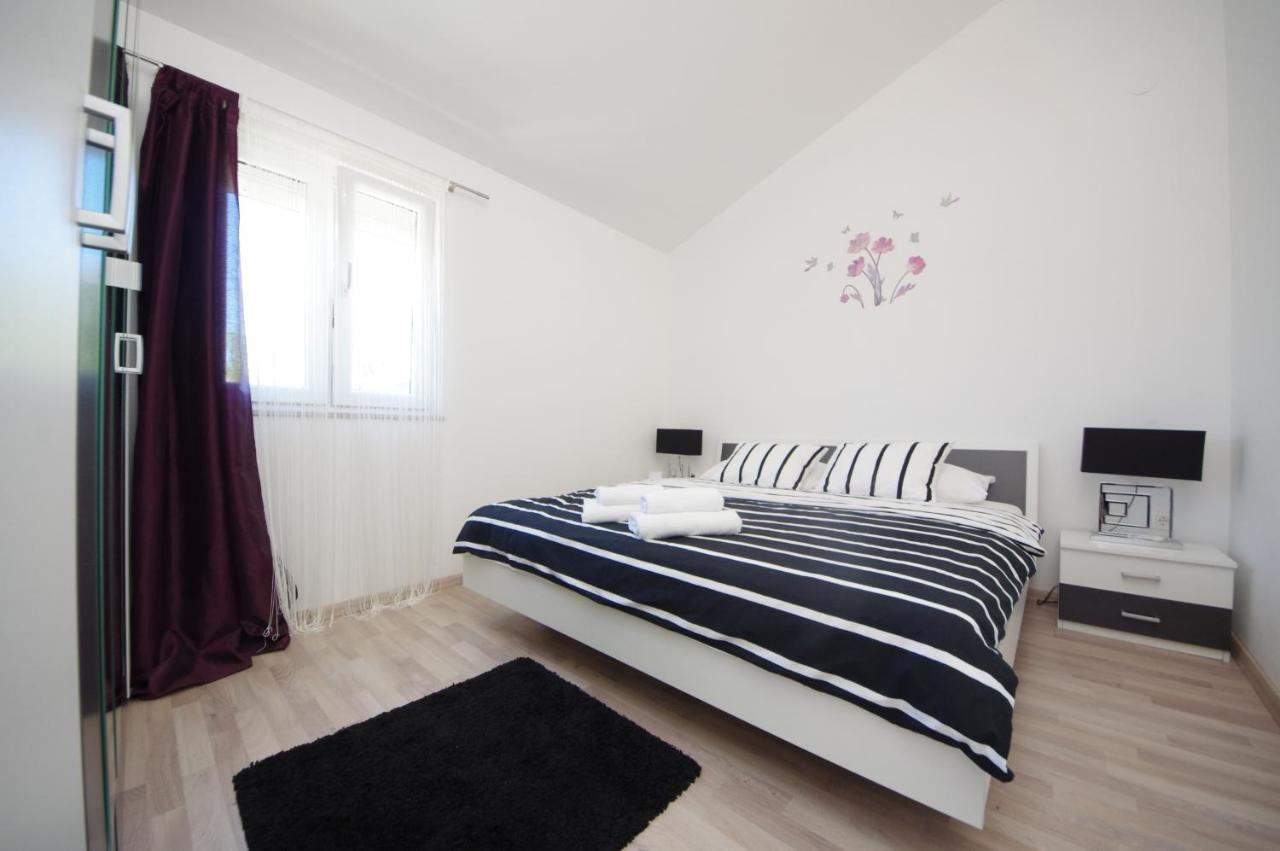 Apartmani Emili Sukošan Екстериор снимка
