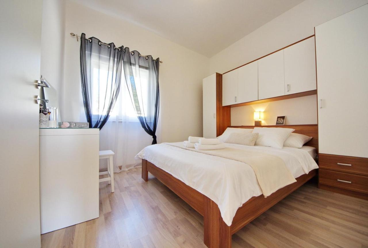 Apartmani Emili Sukošan Екстериор снимка