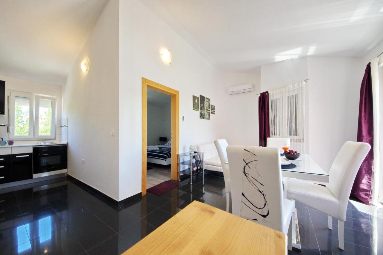 Apartmani Emili Sukošan Екстериор снимка